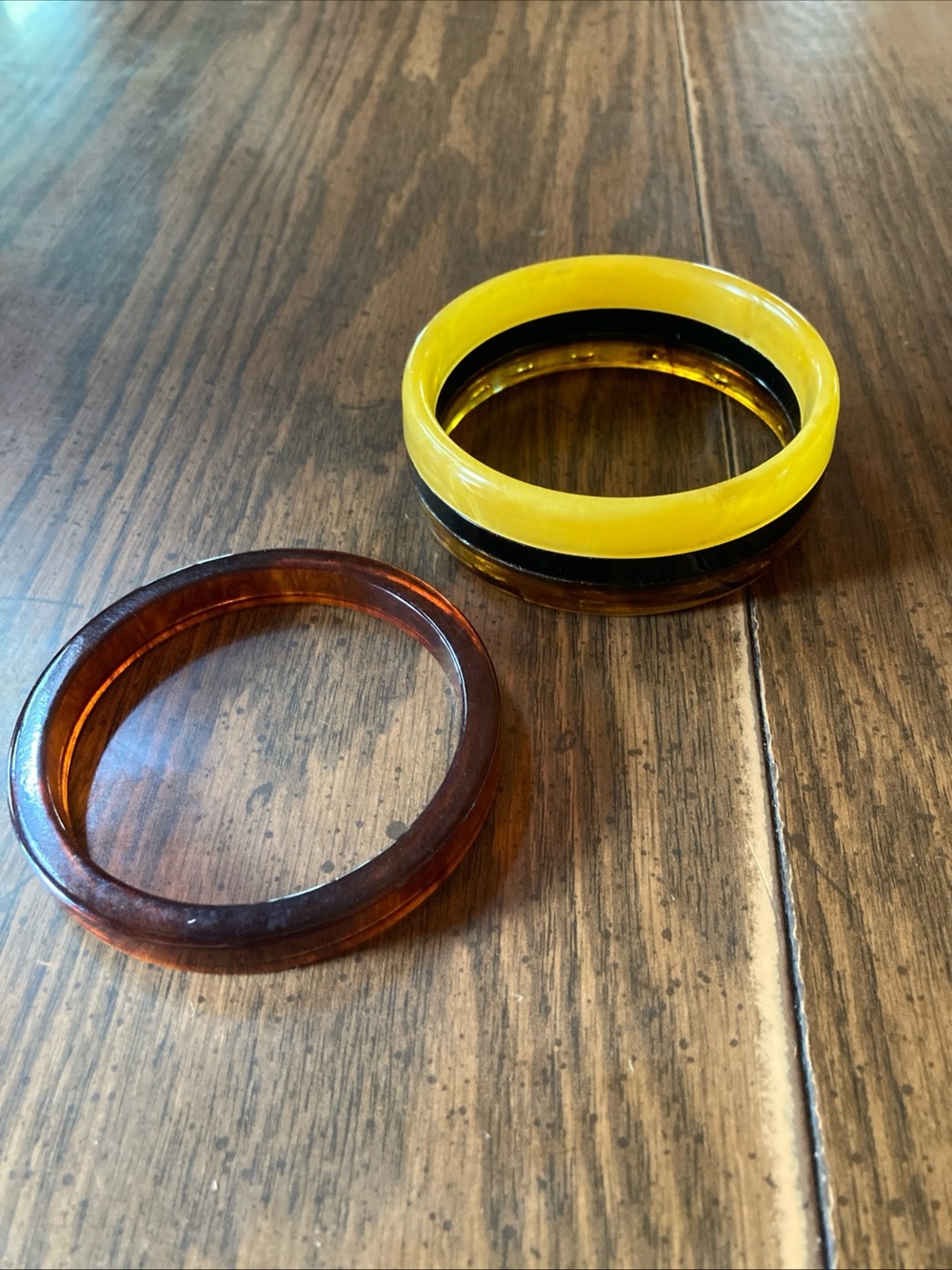 2 Vtg 30-40s retro Bakelite/ lucite bangle bracelets yellow swirl root beer